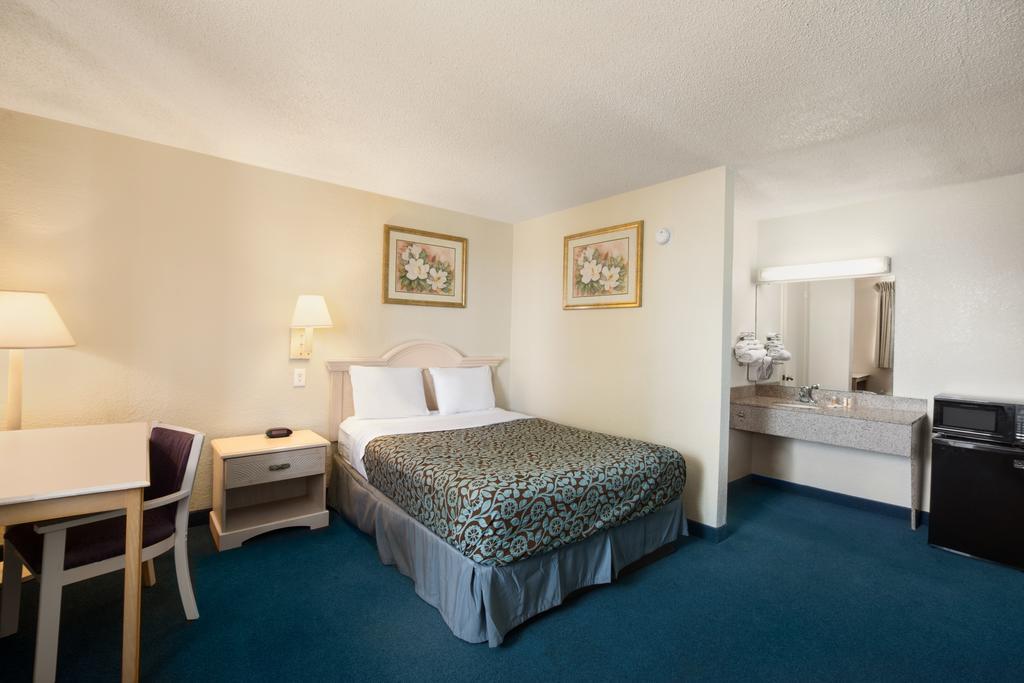 Days Inn Pensacola North Ferry Pass Екстер'єр фото