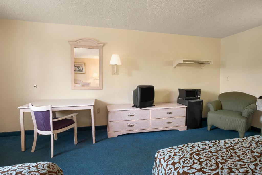 Days Inn Pensacola North Ferry Pass Екстер'єр фото